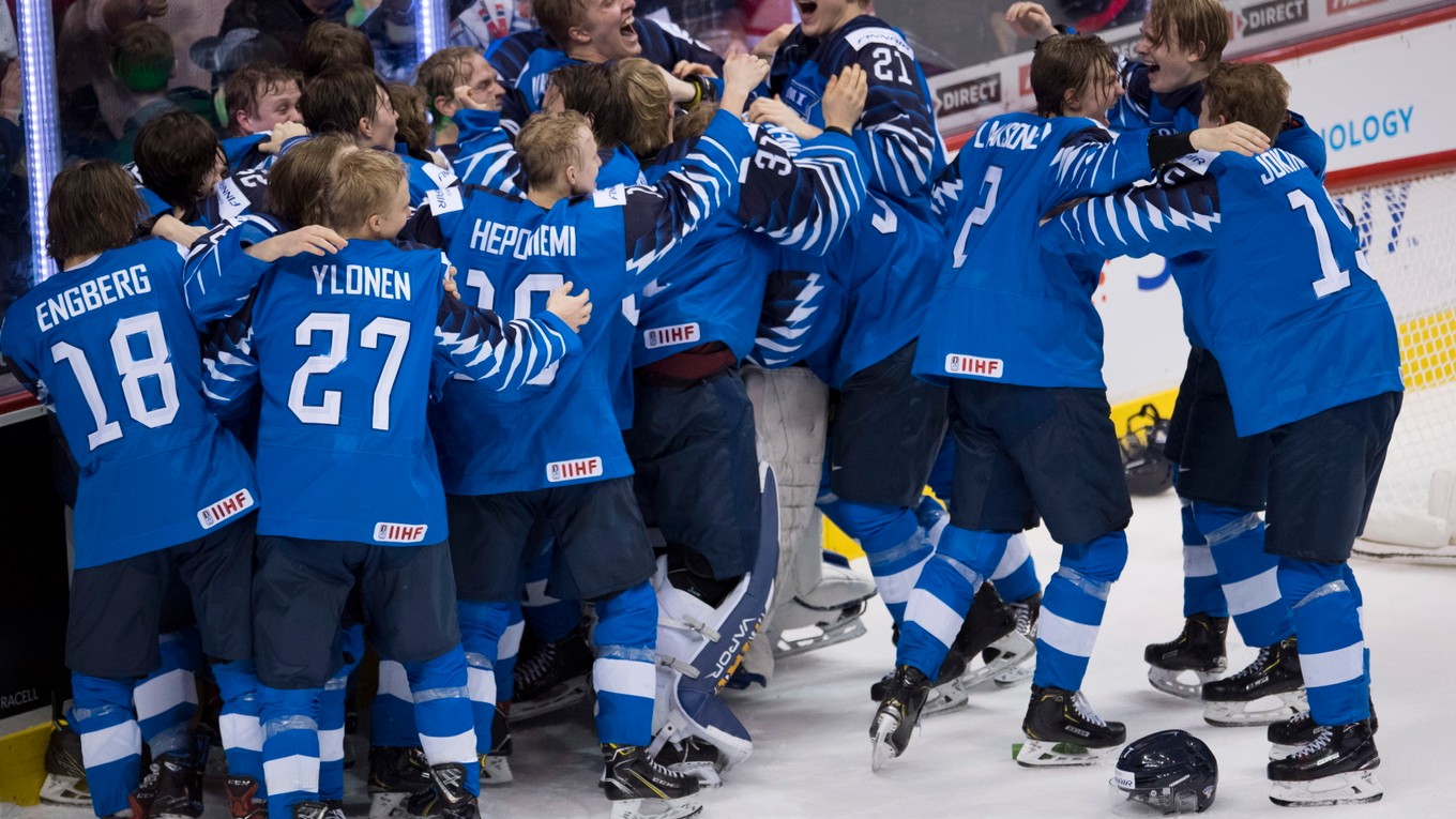 Radosť fínskych reprezentantov po finálovom víťazstve 3:2 nad USA.