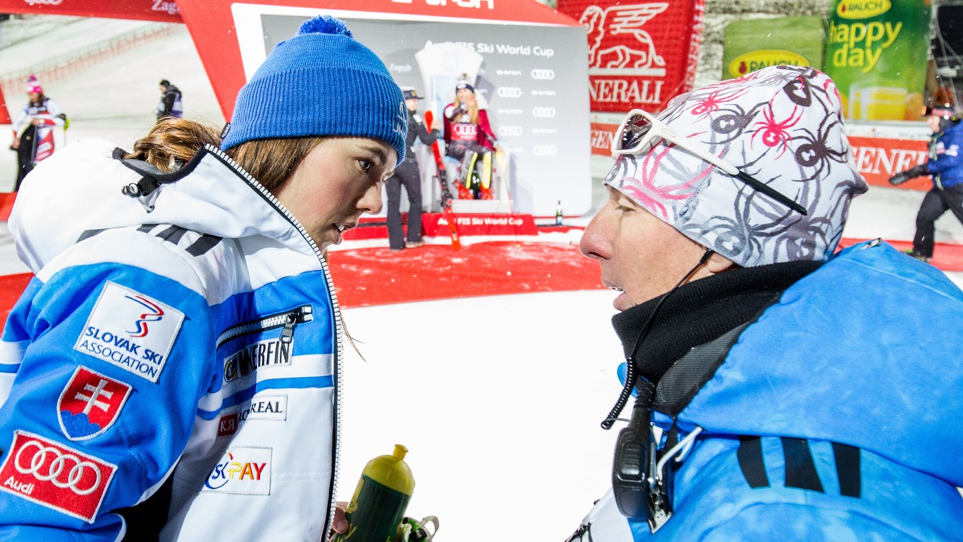 Petra Vlhová (vľavo) a jej tréner Livio Magoni po slalome Svetového pohára v chorvátskom Záhrebe.
