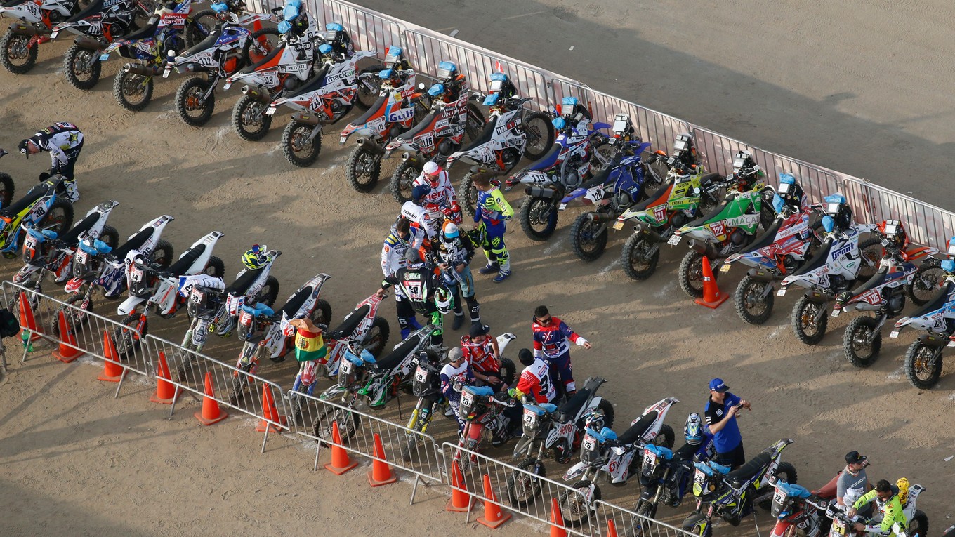 Účastníci v kategórii motocyklov počas slávnostného ceremoniálu pred štartom 1. etapy 41. ročníka Rely Dakar v Lime.