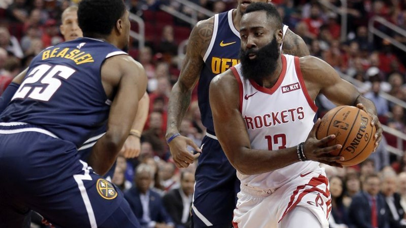 James Harden  proti nemu Malik Beasley (25) a Torrey Craig z Denveru.