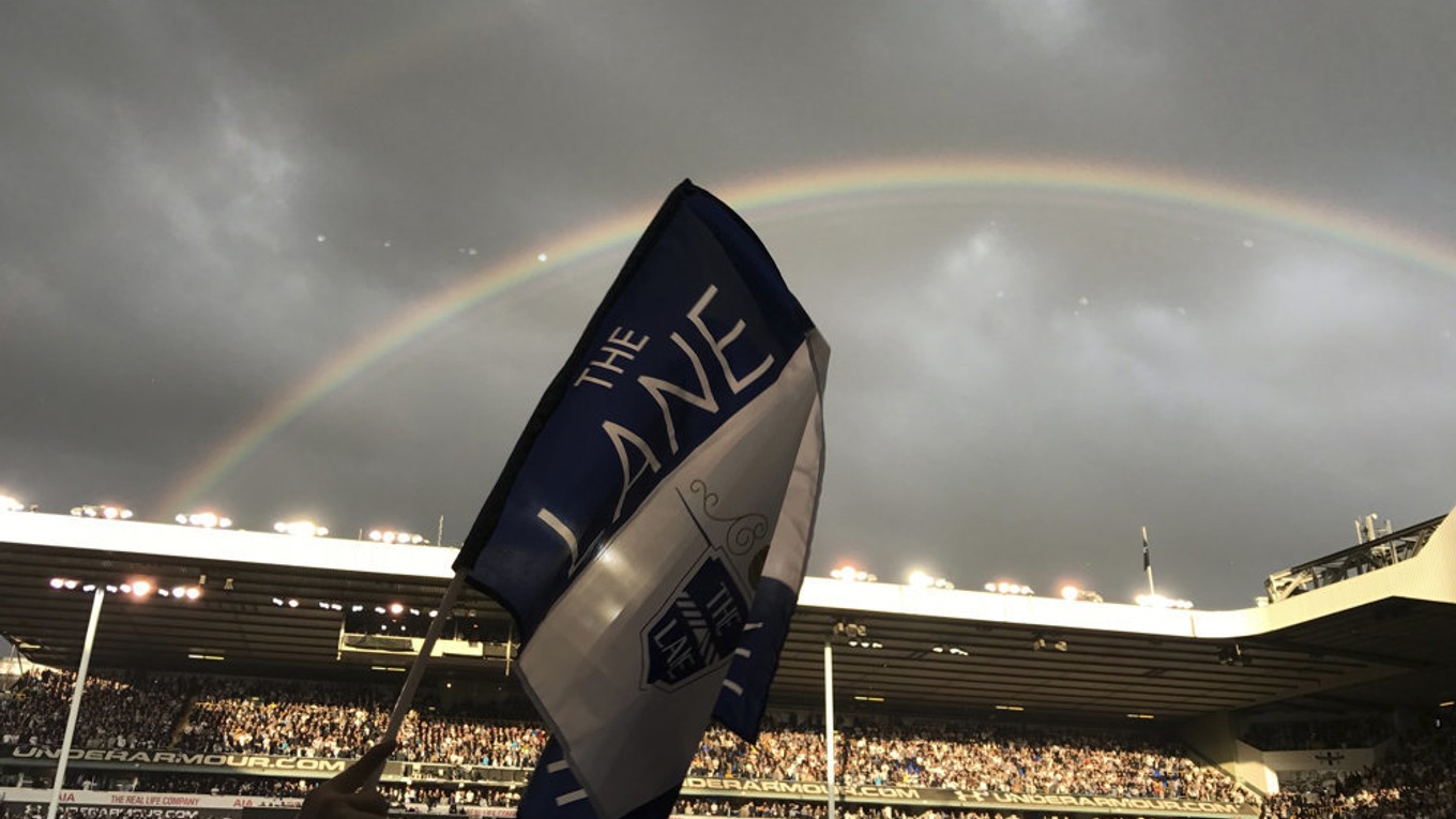 Fanúšikovia Tottenhamu mávajú vlajkami počas rozlúčkového zápasu so starým štadiónom White Hart Lane.