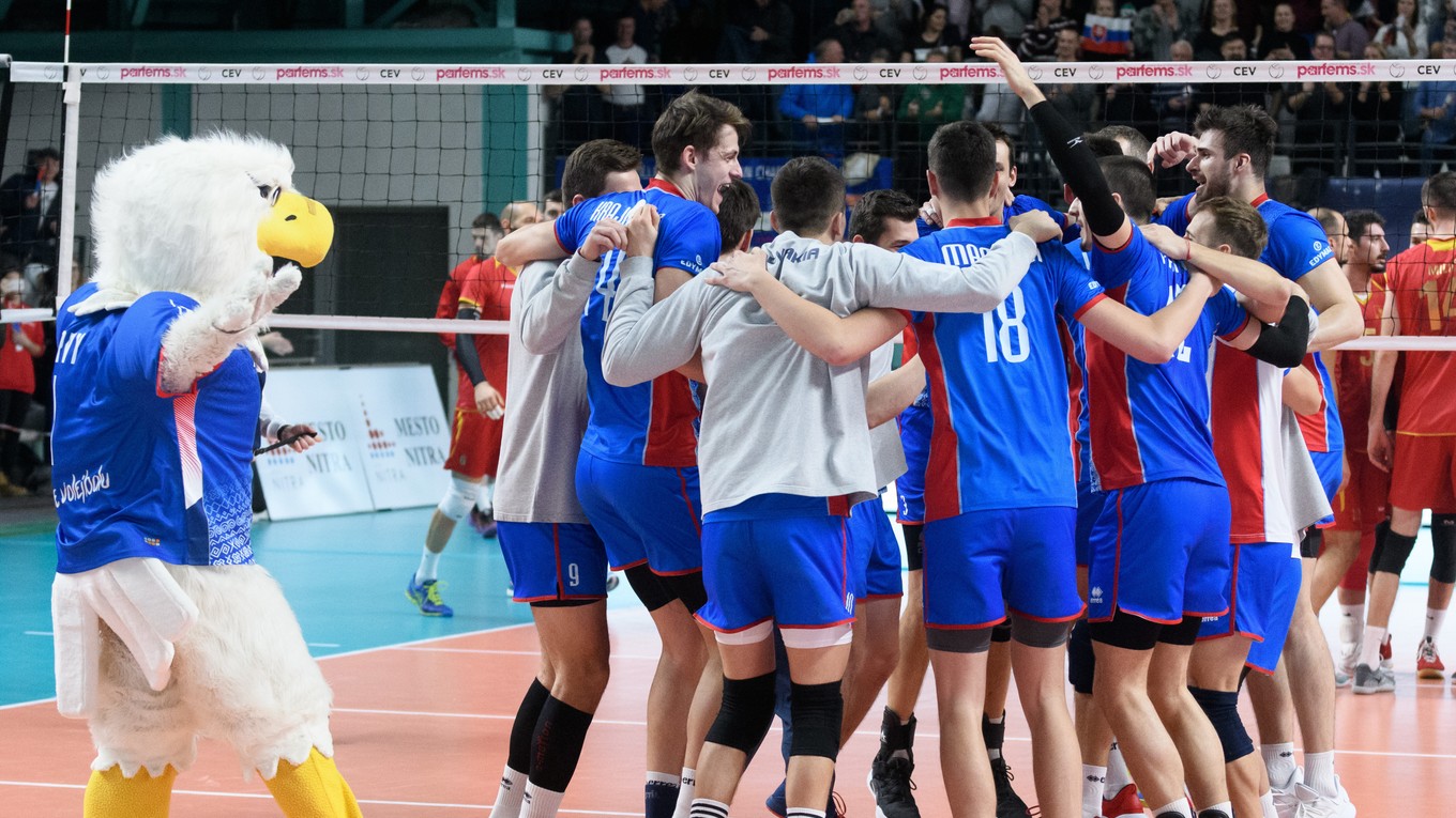 Radosť Slovenska po vyhratom zápase C-skupiny kvalifikácie ME 2019 mužov vo volejbale Slovensko - Čierna Hora 5. januára 2019 v Nitre.