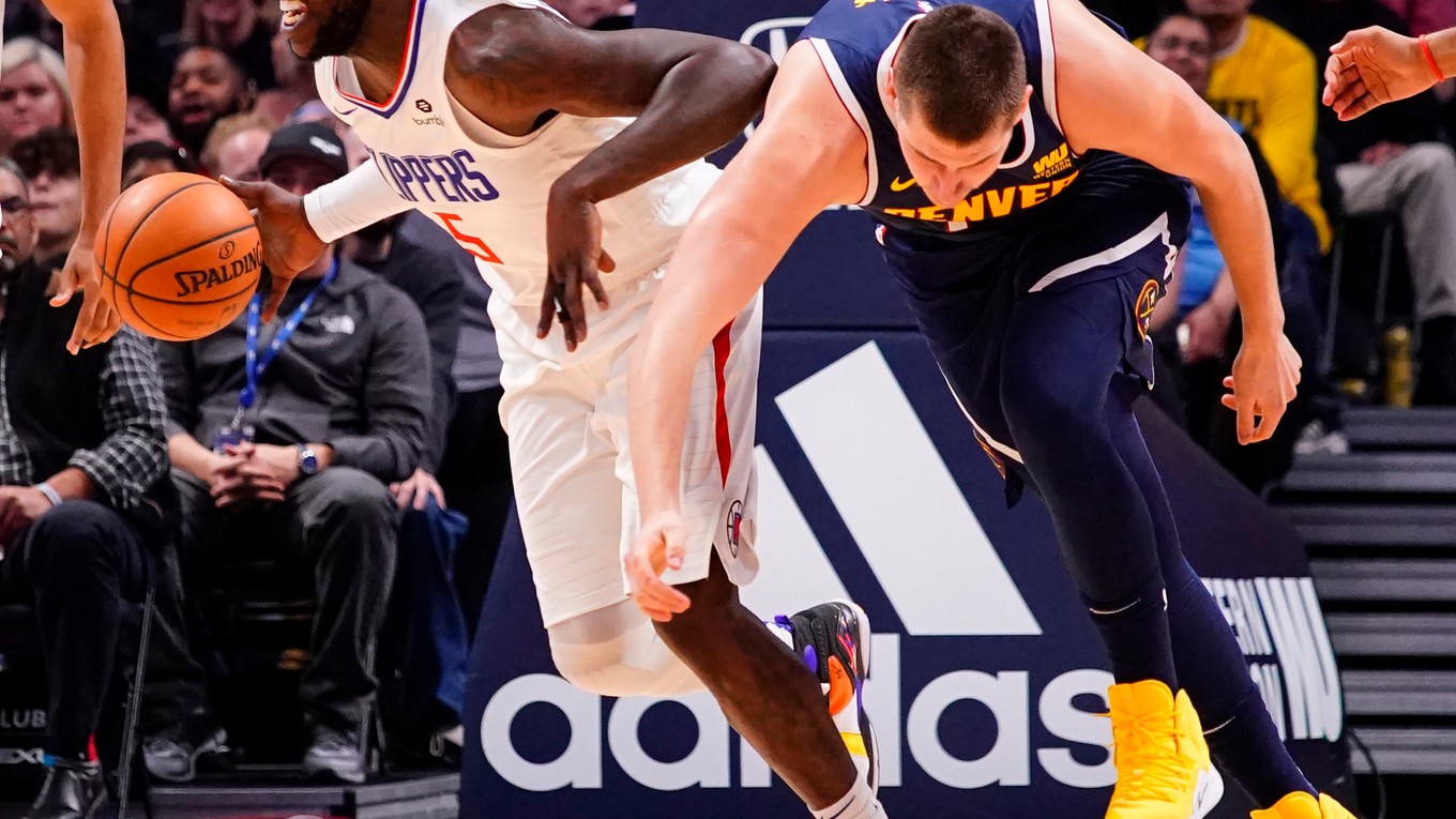 Johnathan Motley z Clippers (vľavo) a Nikola Jokič z Denveru Nuggets