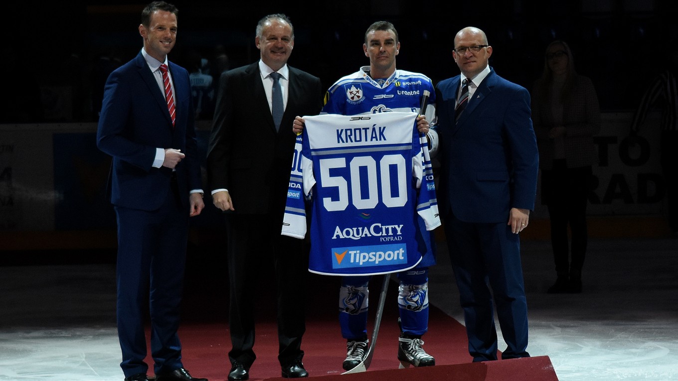 Arne Kroták na slávnostnej ceremónii pri príležitosti pokorenia hranice 500 gólov v extralige.