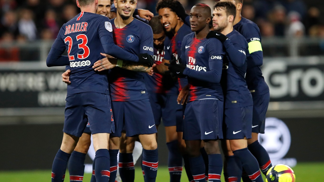 Futbalisti Paríža St. Germain sa radujú z víťazstva na pôde Amiens.