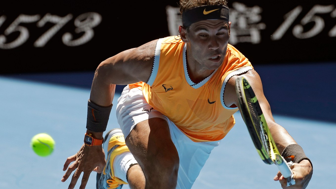 Rafael Nadal odvracia úder Austrálčana Jamesa Duckwortha v 1. kole Australian Open. 