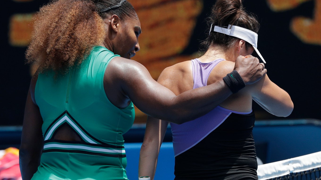Serena Williamsová utešuje svoju súperku.