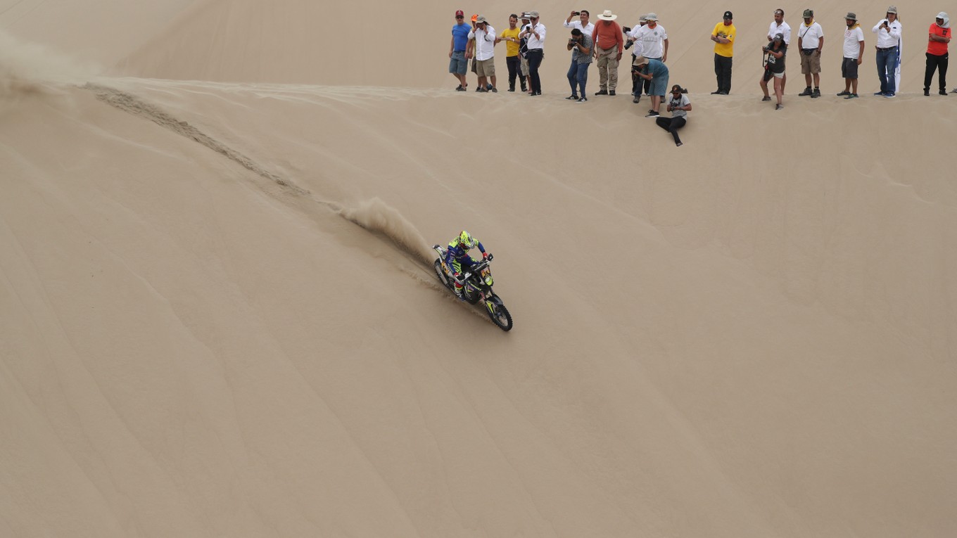 Diváci na pieskovej dune sledujú prejazd Francúza Michaela Metgeho (Sherco TVS) na trati 1. etapy 41. ročníka Rely Dakar z Limy do Pisca 7. januára 2019.