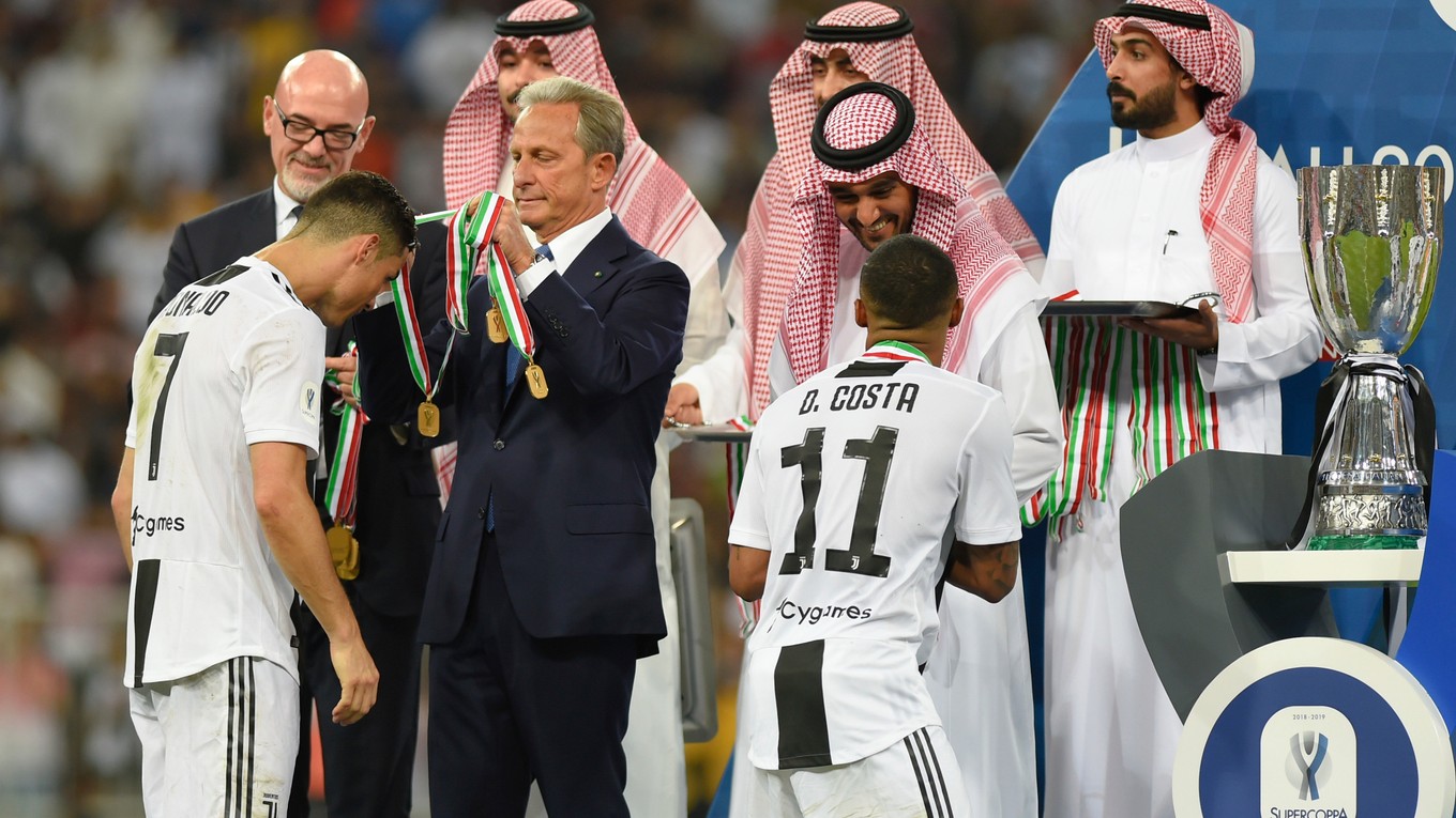 Cristiano Ronaldo (vľavo) dostáva medailu po triumfe v Talianskom supepohári.