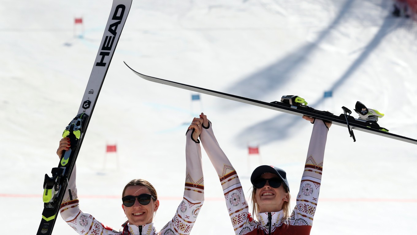 Slovenská lyžiarka Henrieta Farkašová (vľavo) s navádzačkou Natáliou Šubrtovou (vpravo) na trati slalomu žien v alpskom lyžovaní na XII. zimných paralympijských hrách v Pjongčangu 18. marca 2018.