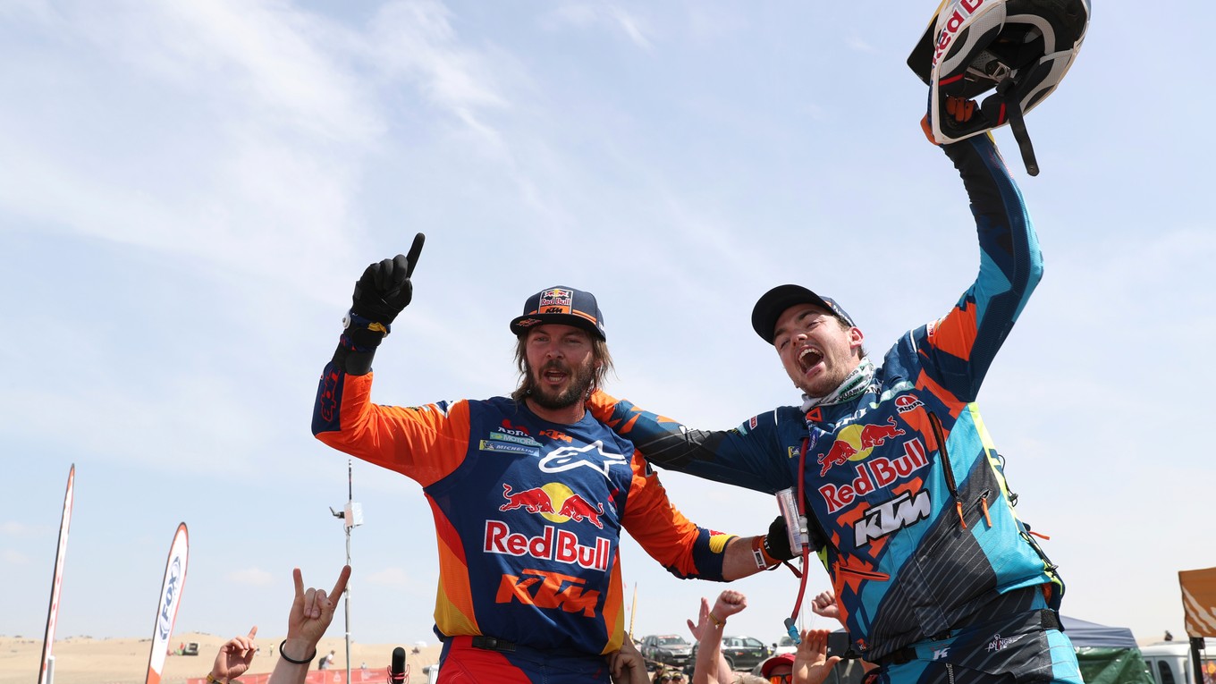 Víťaz Rely Dakar 2019 Toby Price (vľavo) oslavuje s Rakúšanom Matthiasom Walknerom, ktorý skončil na druhom mieste.