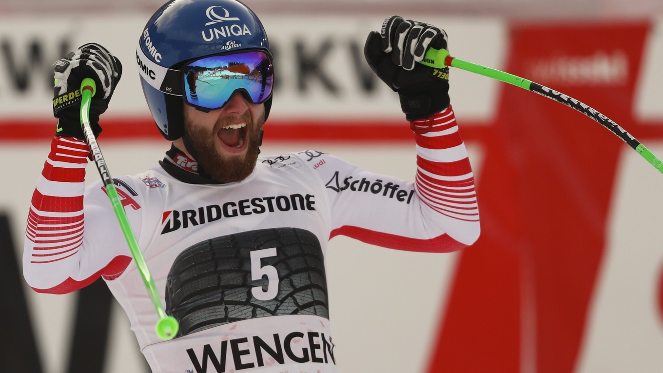 Rakúsky lyžiar Marco Schwarz oslavuje v cieli po jeho víťazstve alpskej kombinácie Svetového pohára v alpskom lyžovaní vo švajčiarskom Wengene.