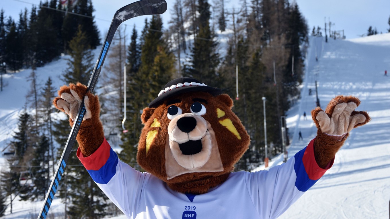 Na snímke predstavenie maskota MS IIHF 2019 v ľadovom hokeji medveďa Macejka na zjazdovke Interski 