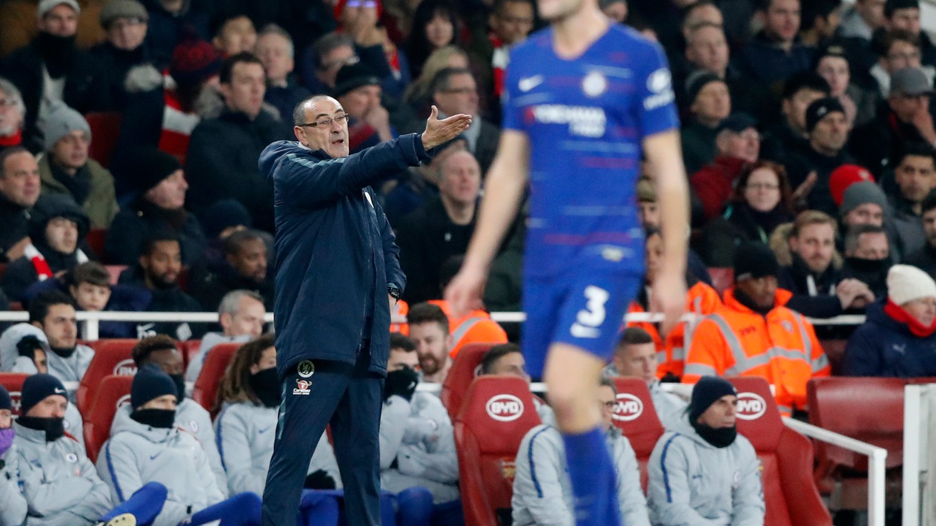 Tréner FC Chelsea Maurizio Sarri v zápase proti mestskému rivalovi Arsenalu Londýn - ilustračná fotografia.