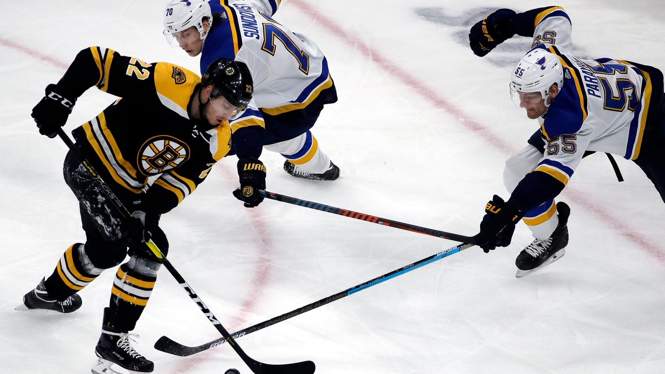 Ľavé krídlo Bostonu Bruins Peter Cehlárik (22) a hráči St. Louis Blues Oskar Sundqvist (70) a Colton Parayko (55) počas zápasu zámorskej NHL 17. januára 2019 v Bostone.