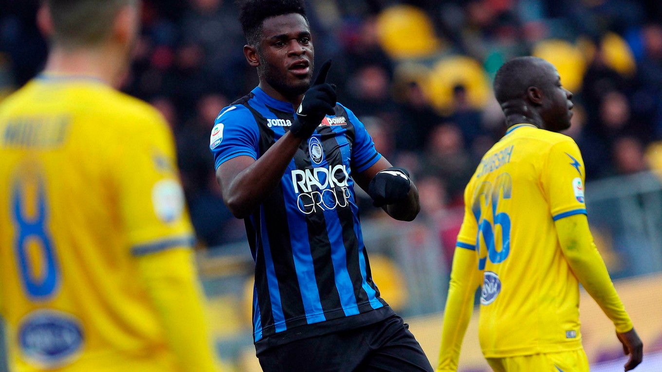 Na snímke uprostred kolumbijský útočník Atalanty Duvan Zapata olavuje gól v zápase 20. kola talianskej Serie A vo futbale Frosinone - Atalanta (0:5) v nedeľu 20. januára 2019.Zapata v zápase zaznamenal 4 góly.