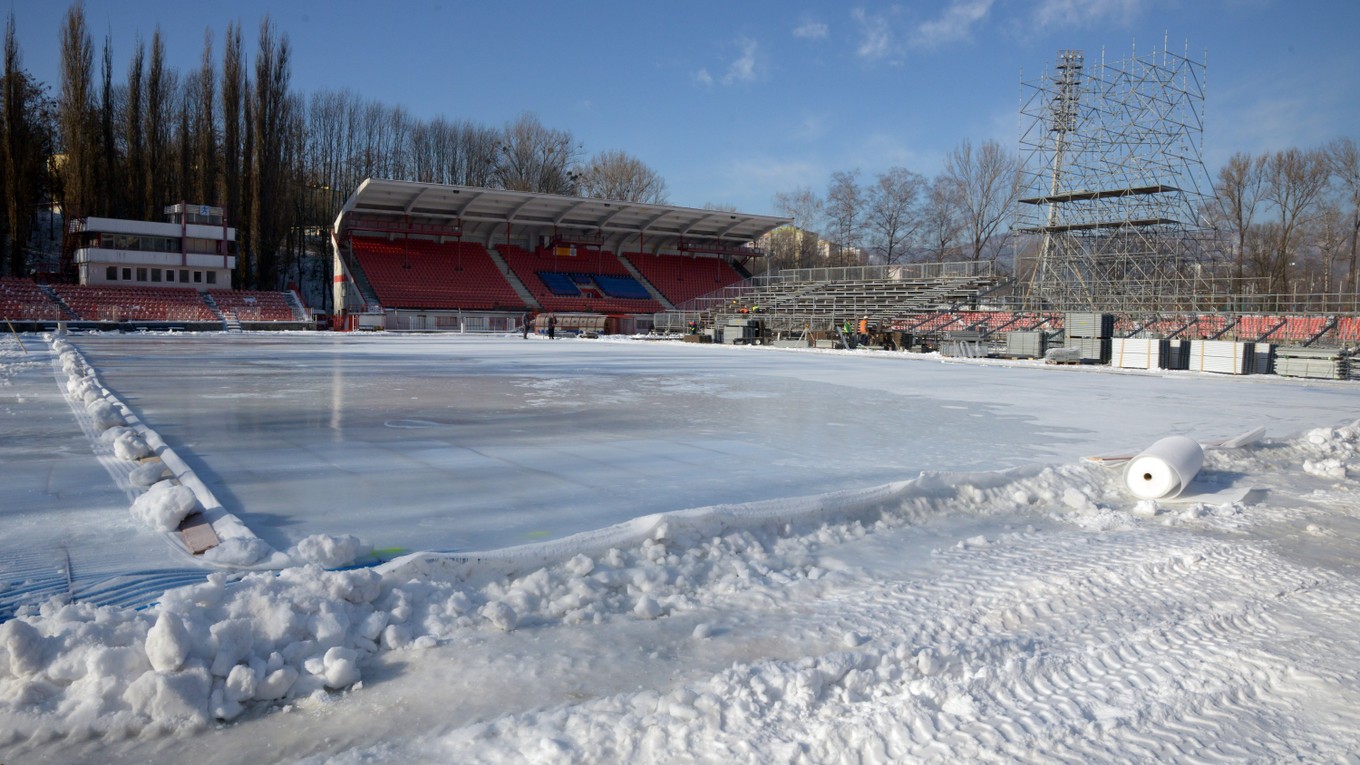 Príprava tribúny a ľadovej plochy počas výstavby na jedinečné hokejové zápasy Winter Classic Games 2019. 