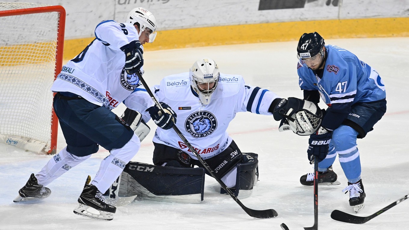 Mário Lunter pred bránou Dinama Minsk.