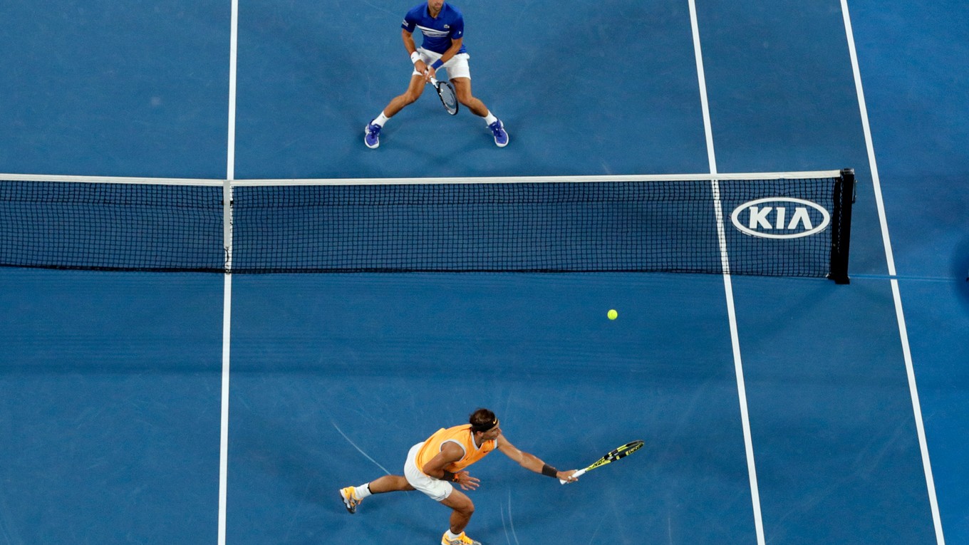 Novak Djokovič (hore) prevýšil Rafaela Nadala vo všetkých smeroch.