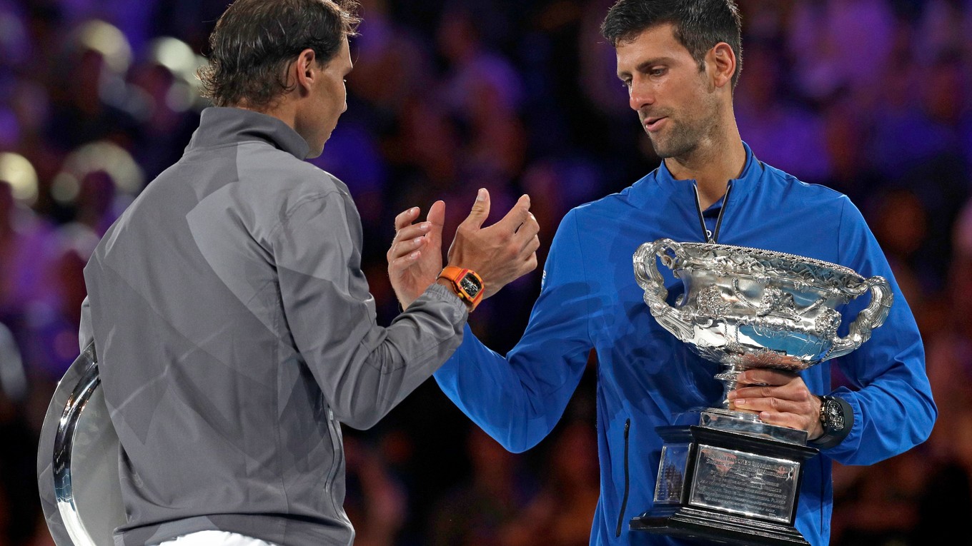 Rafael Nadal blahoželá Novakovi Djokovičovi.