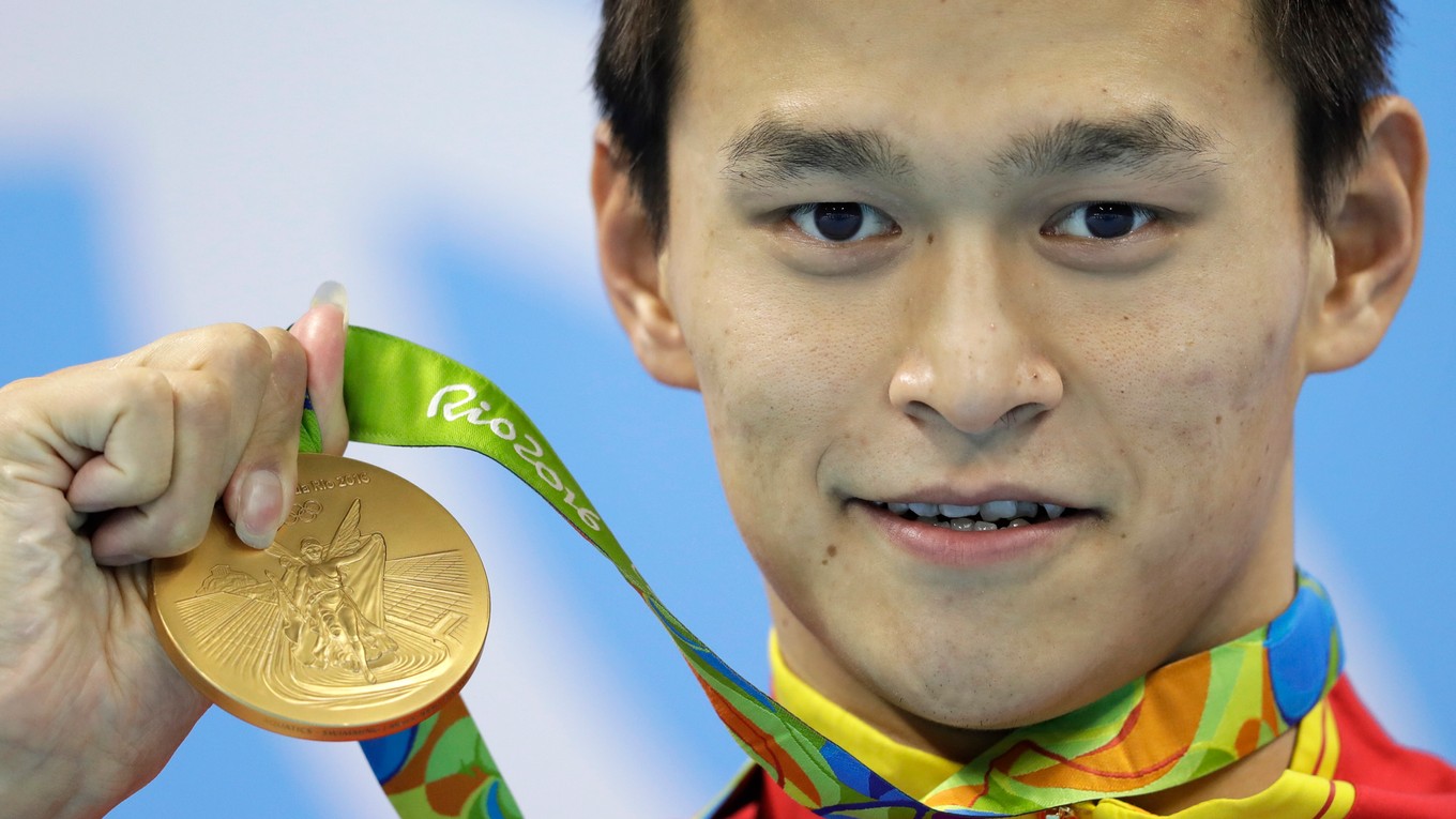 Čínsky plavec Sun Jang pózuje so zlatou medailou po víťazstve na 200 metrov voľný spôsob na OH 2016 v Riu de Janeiro 8. augusta 2016.