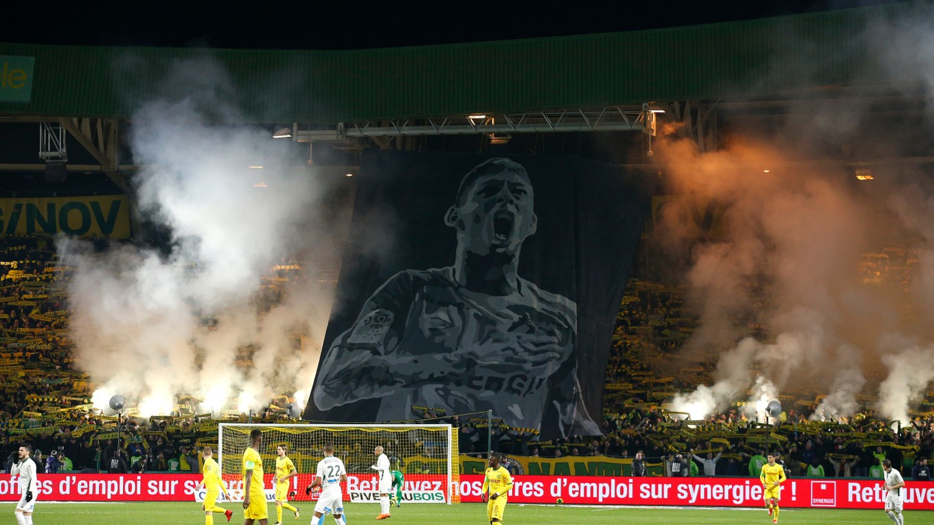 Podobizeň Emiliana Salu počas ligového zápasu medzi FC Nantes a St. Étienne.
