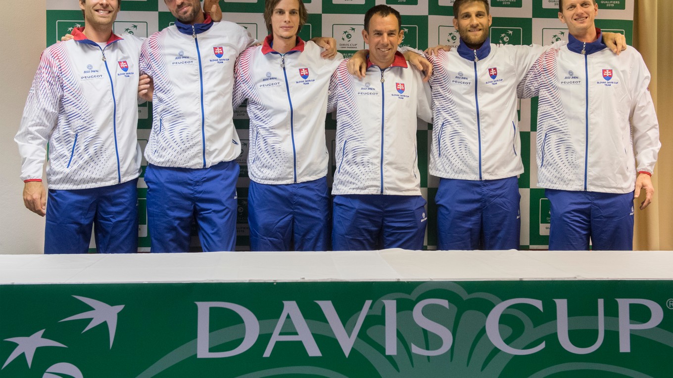Slovenskí daviscupoví reprezentanti zľava, Norbert Gombos, Igor Zelenay, Filip Horanský, nehrajúci kapitán Dominik Hrbatý, Martin Kližan a Filip Polášek.