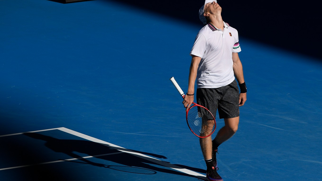 Denis Shapovalov počas zápasu s Novakom Djokovičom na Australian Open 2019.