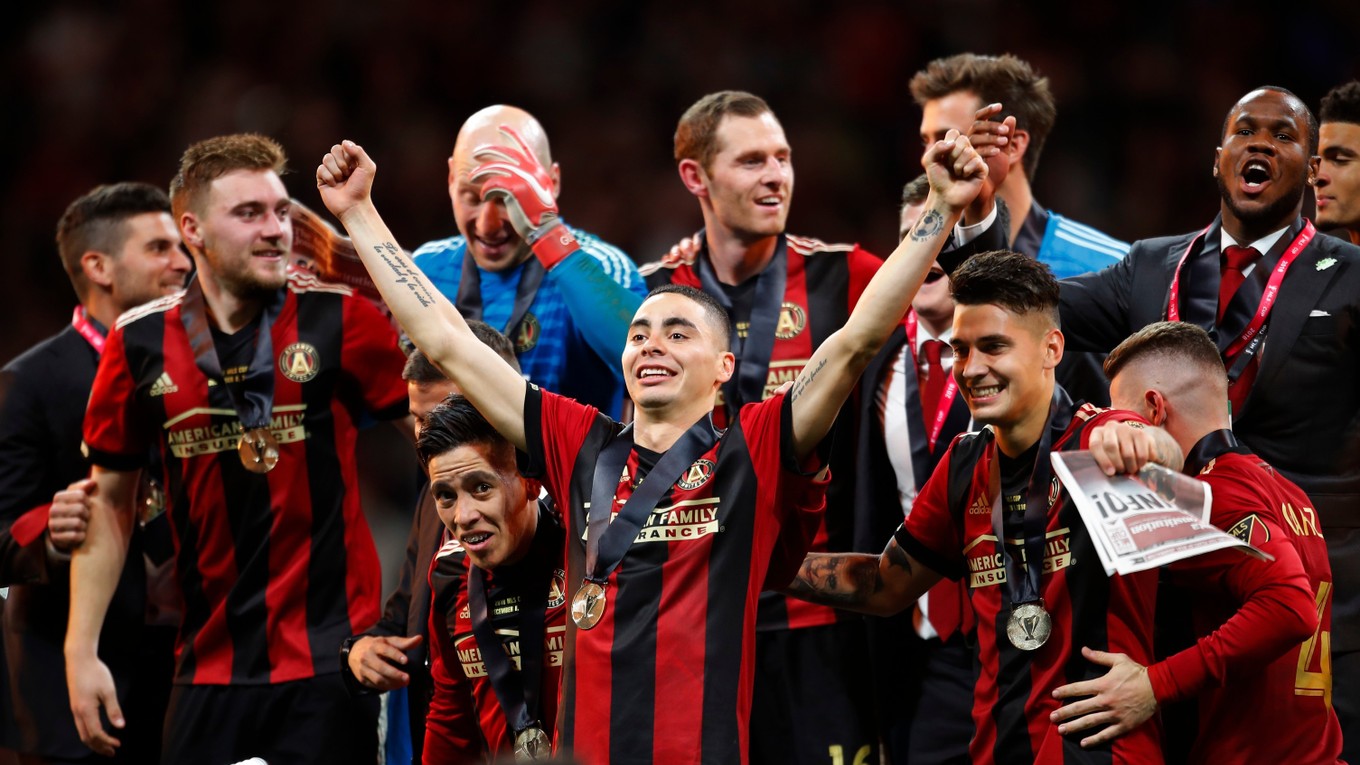 Miguel Almiron (v strede) oslavuje triumf v zámorskej lige MLS.