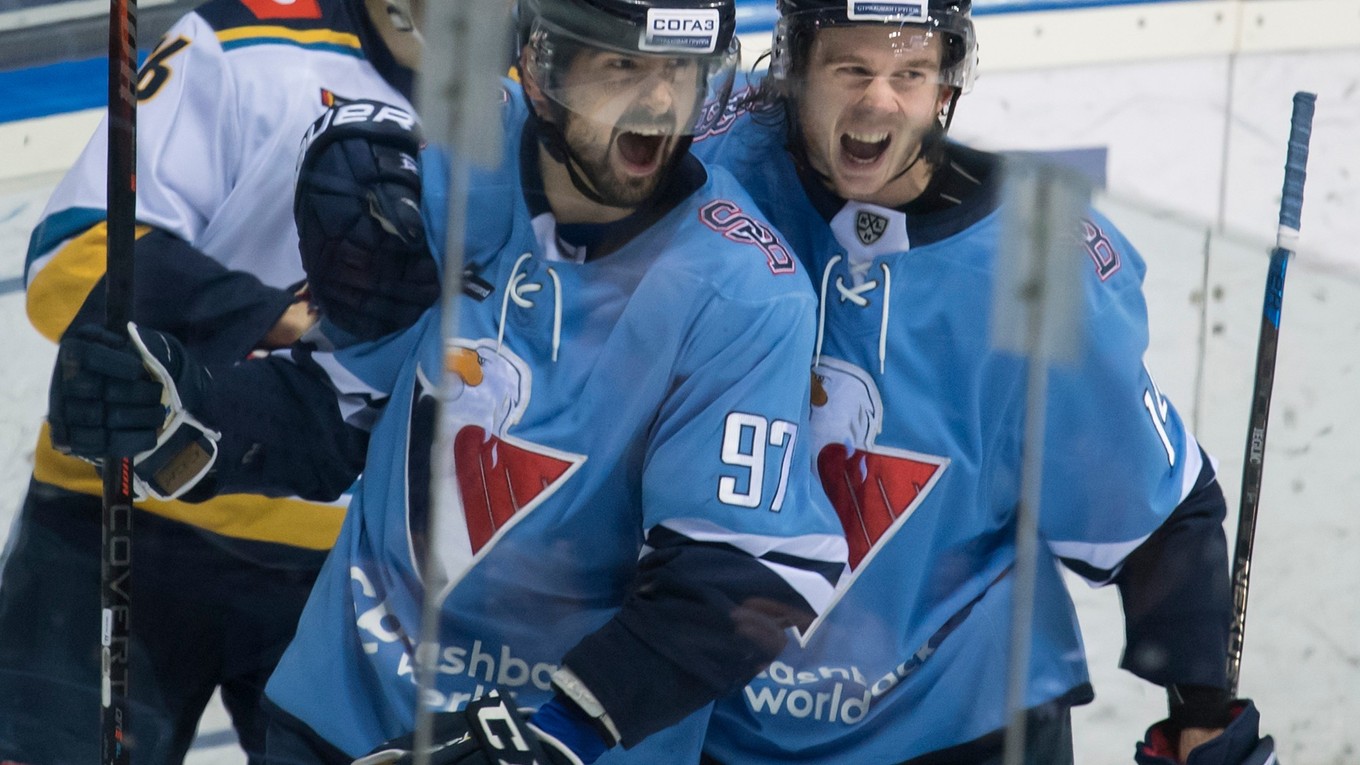 Na snímke vľavo Dávid Buc (Slovan) oslavuje svoj gól, vpravo jeho spoluhráč Žiga Jeglič v zápase hokejovej KHL HC Slovan Bratislava - HK Soči v Bratislave 31. januára 2019.