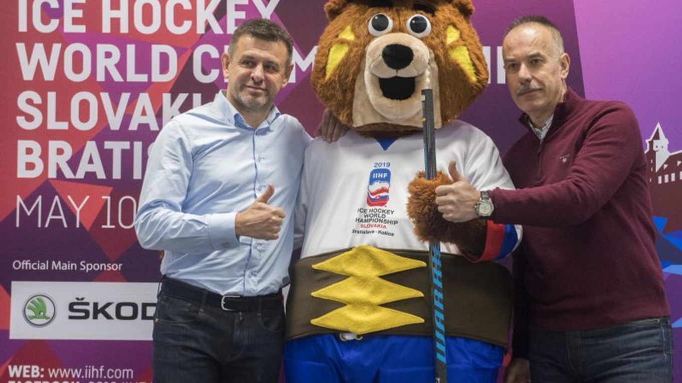 Zľava minister životného prostredia László Sólymos, oficiálny maskot Majstrovstiev sveta v ľadovom hokeji 2019 Macejko a šéf organizačného výboru pre MS IIHF 2019 Igor Nemeček.