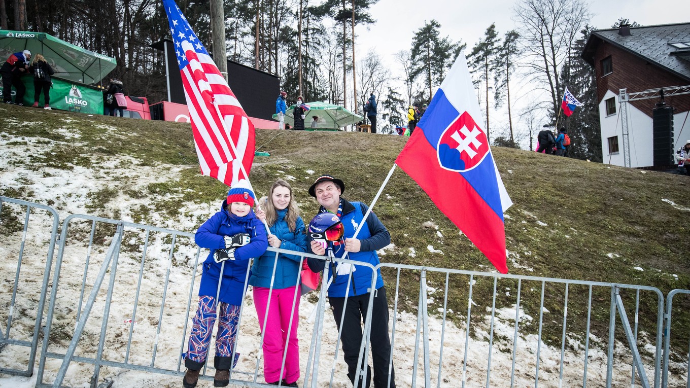 Slovenskí a americkí fanúšikovia po pretekoch obrovského slalomu žien v Maribore.