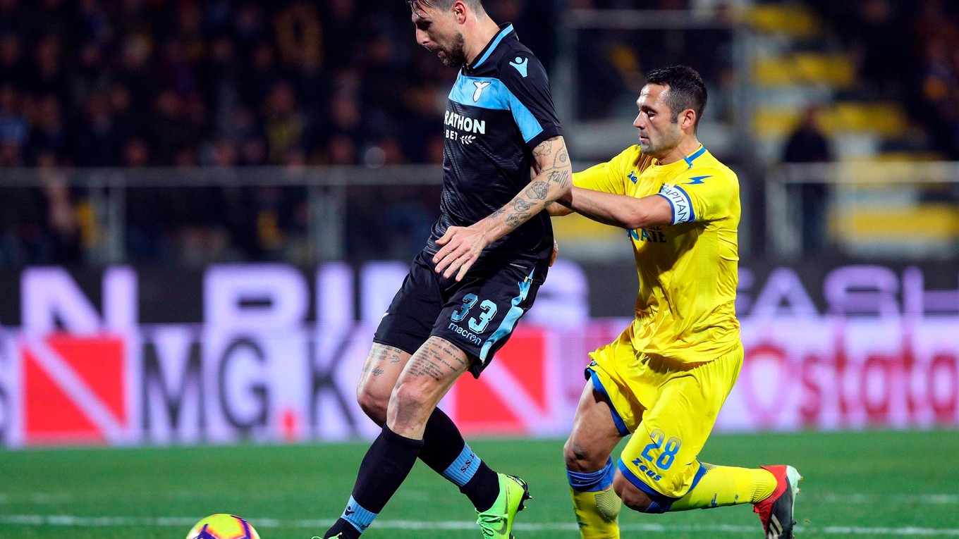 Francesco Acerbi z Lazio Rím a Camillo Ciano z Frosinone.