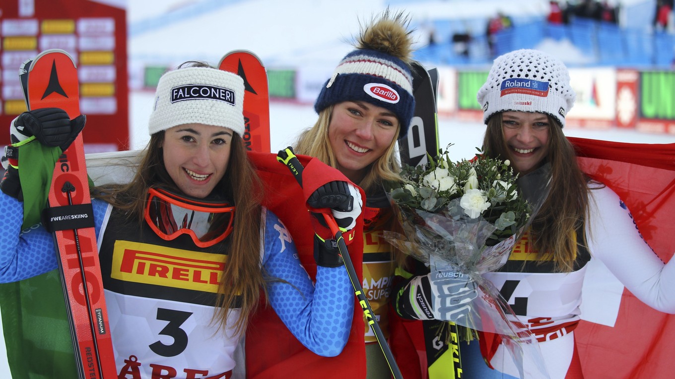 Zľava strieborná Talianka Sofia Goggiová, zlatá Američanka Mikaela Shiffrinová a bronzová Švajčiarka Corinne Suterová.