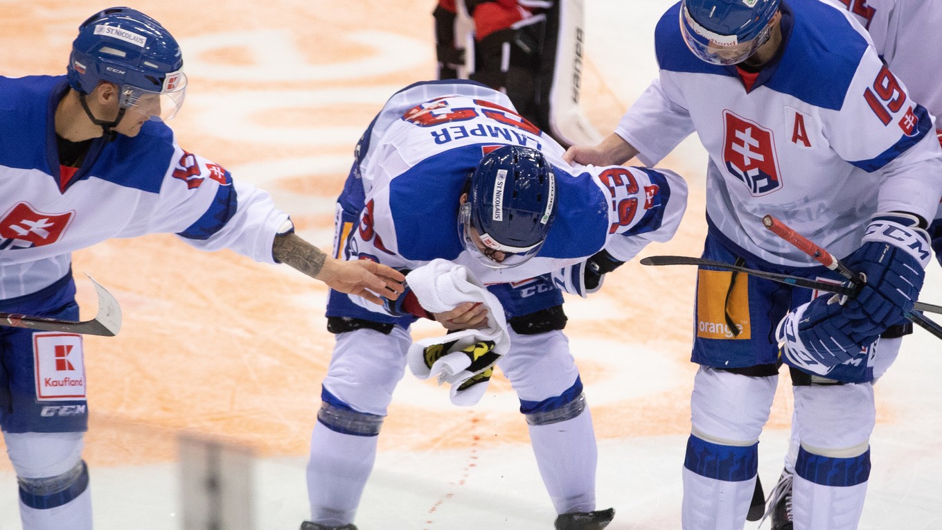 	
Zranený Patrik Lamper zo Slovenska (uprostred) počas hokejového zápasu Kaufland Cup 2019 medzi Slovensko - Bielorusko. Bratislava, 7. február 2019.