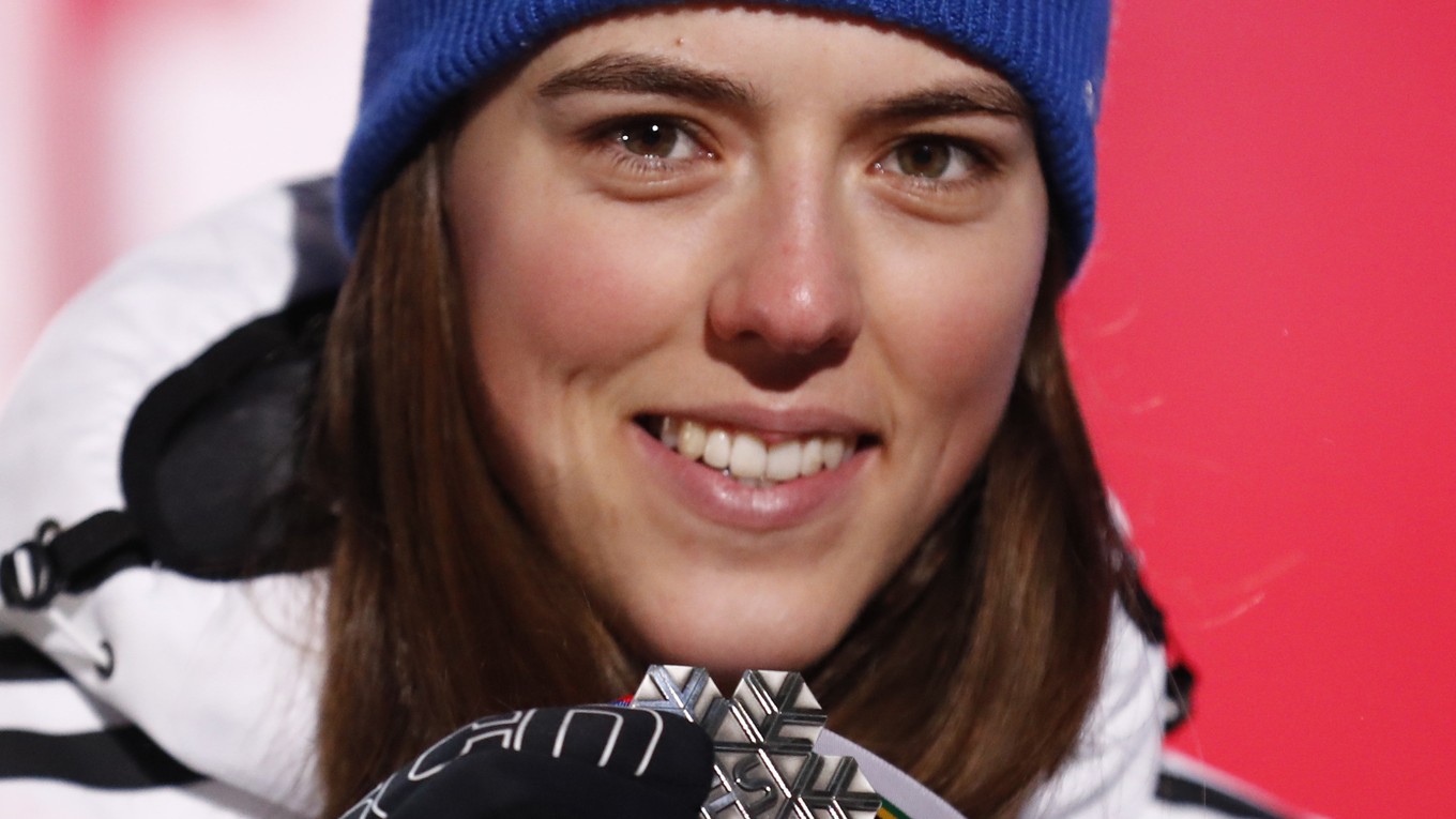 Petra Vlhová so striebornou medailou z alpskej kombinácie na MS v lyžovaní 2019. 
