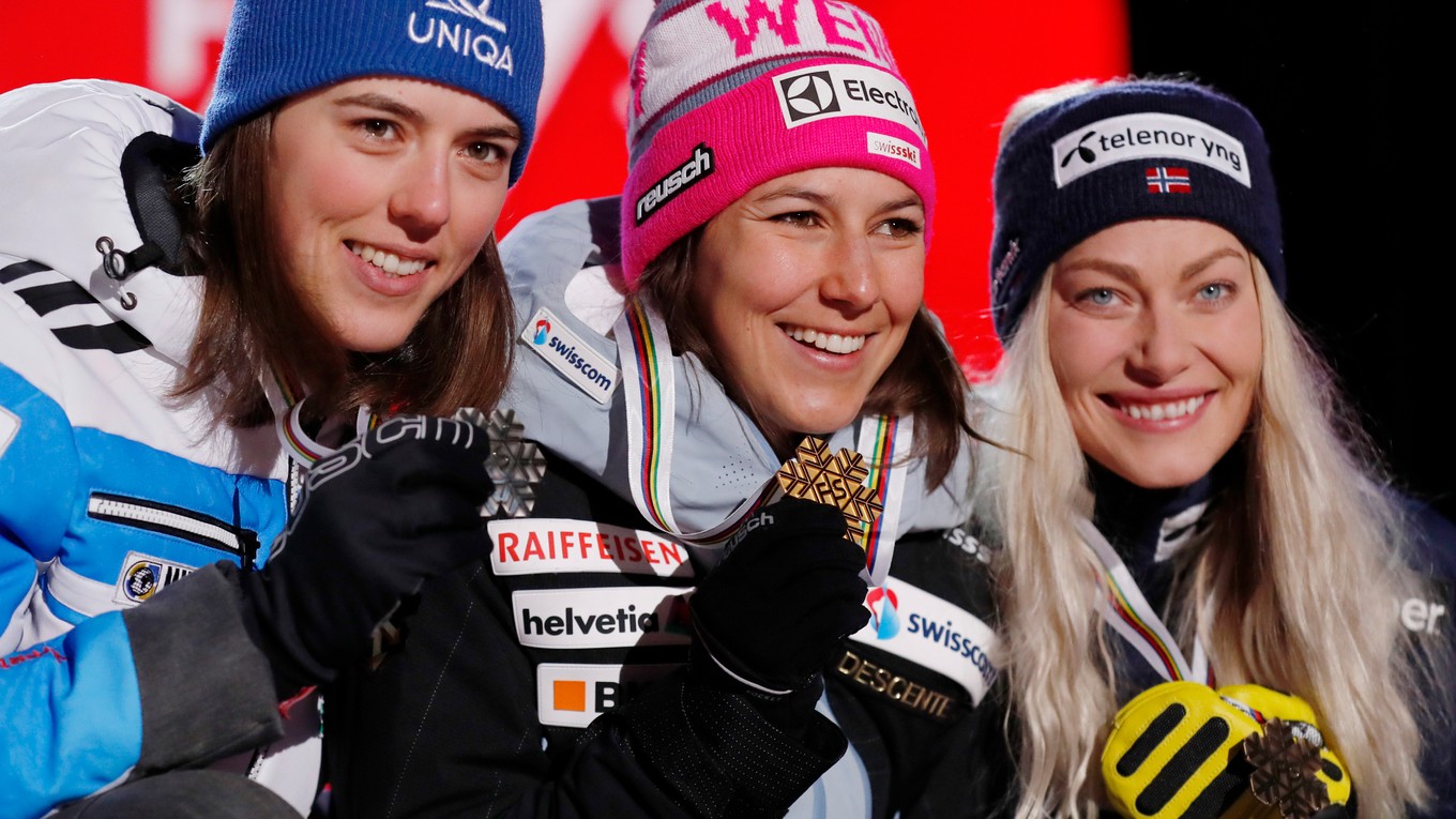 Zľava strieborná Petra Vlhová, zlatá Wendy Holdenerová a bronzová Ragnhild Mowinckelová.