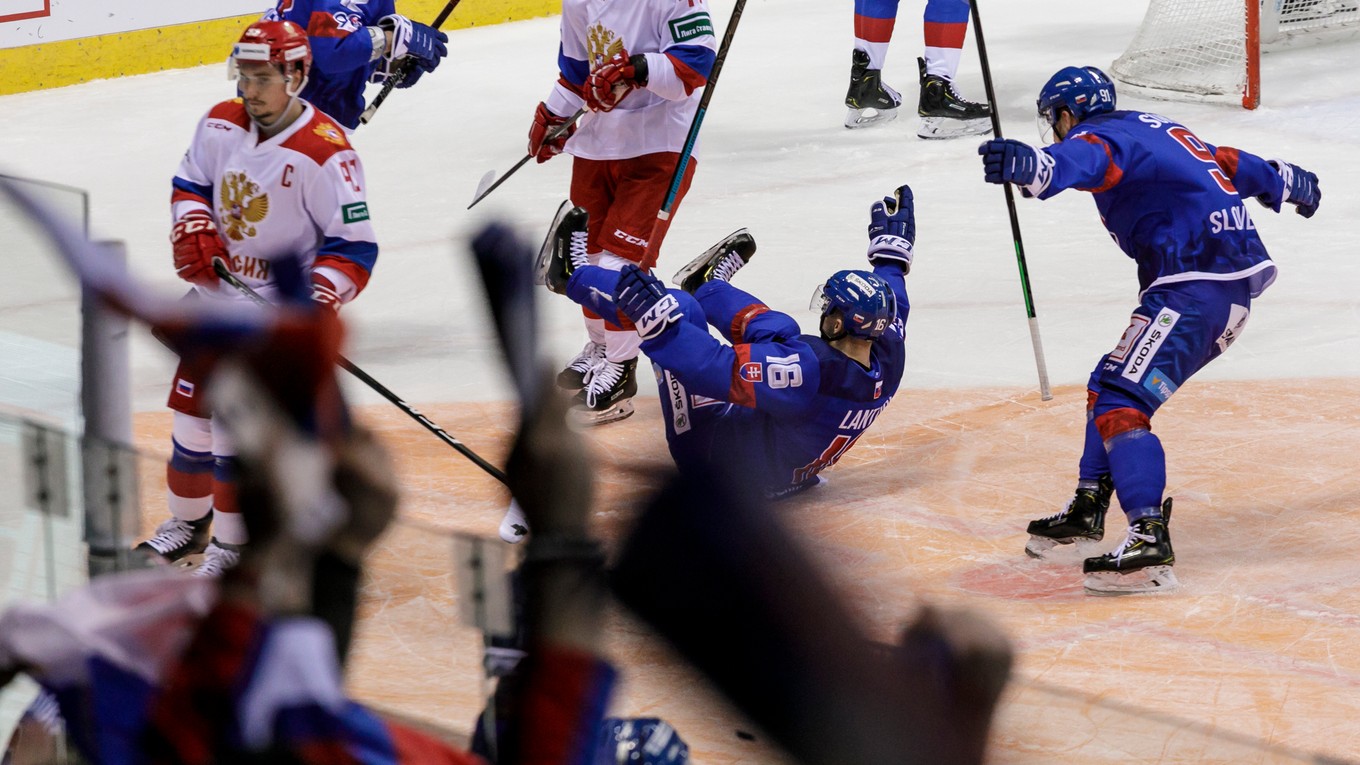 Slovenskí hokejisti sa radujú po jednom z gólov.
