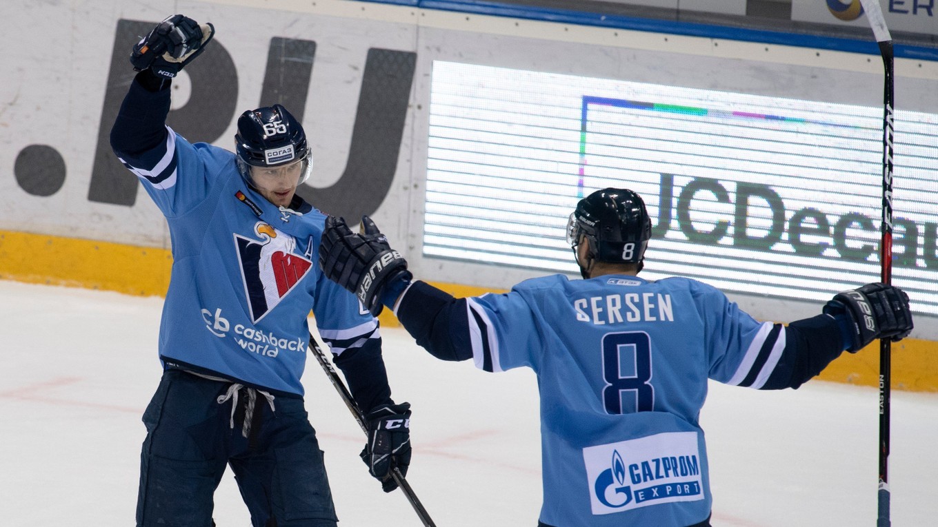 Na snímke vľavo Rudolf Červaný oslavuje gól,  vpravo jeho spoluhráč Michal Sersen (obaja SLovan) v zápase hokejovej KHL ŠK Slovan Bratislava - Dinamo Minsk v stredu 13. februára 2019 v Bratislave.