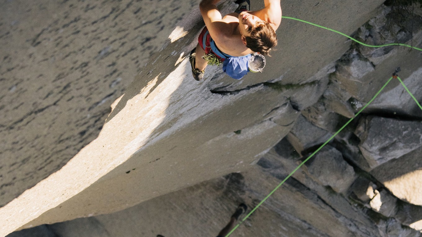 Alex Honnold pri tréningu na stene El Capitan. 
