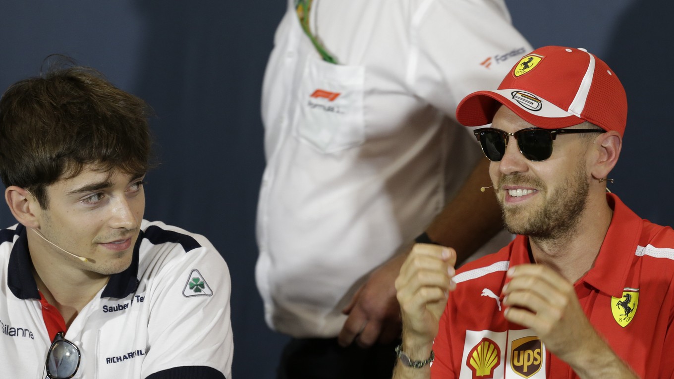 Sebastian Vettel (vpravo) počas tlačovej konferencie tímu Ferrari k predstaveniu nového monopostu SF90.
