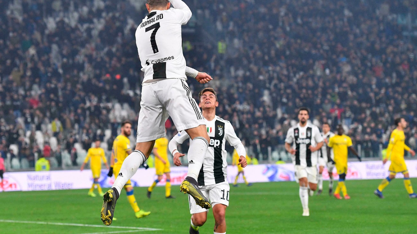 Víťazné gesto Cristiana Ronalda po strelenom góle v zápase proti Frosinone Calcio.