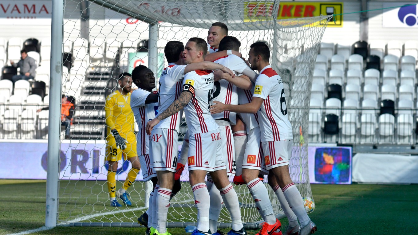 Futbalisti AS Trenčín sa radujú po jednom z gólov.
