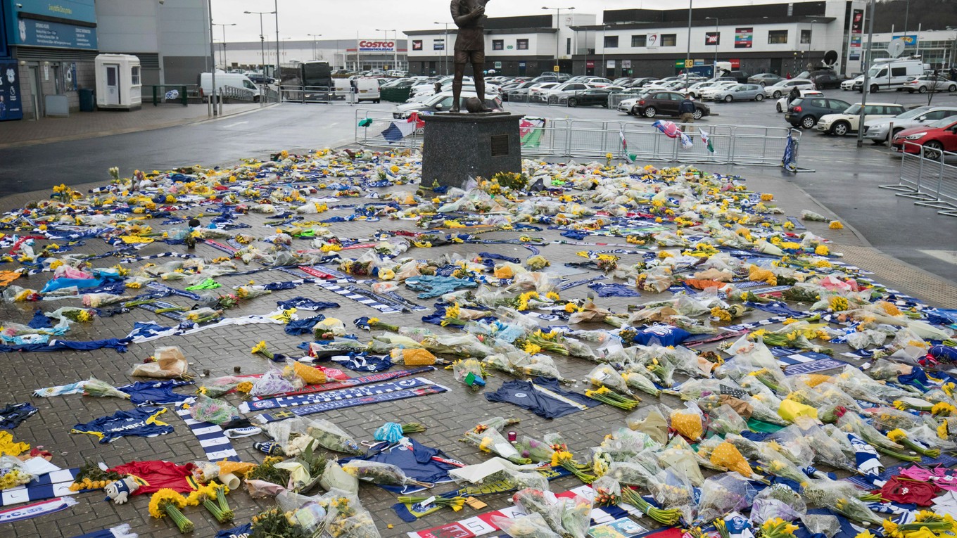 Kvety pred štadiónom anglického futbalového klubu Cardiff City na pamiatku zosnulého Emiliana Salu v Cardiffe 8. februára 2019. 