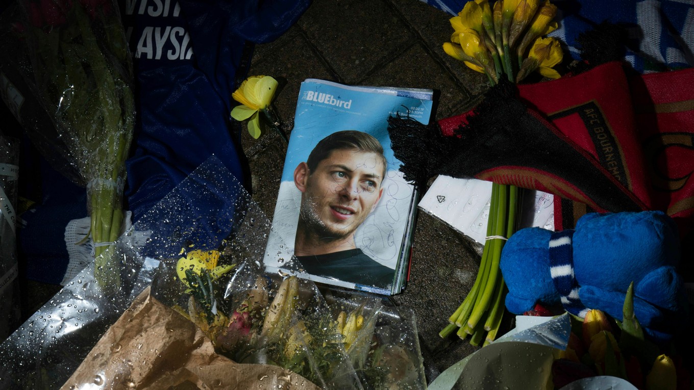 Kvety pred štadiónom anglického futbalového klubu Cardiff City na pamiatku zosnulého Emiliana Salu v Cardiffe 8. februára 2019.