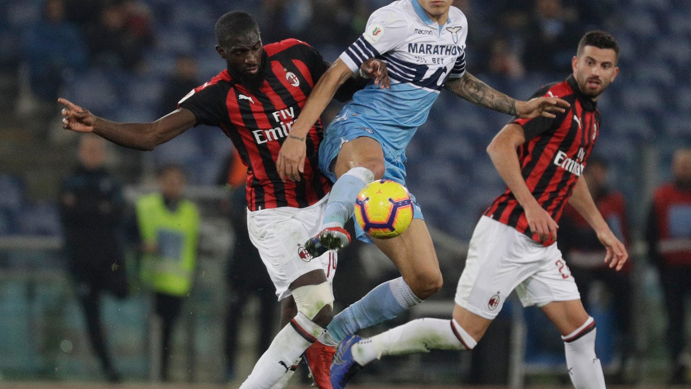 Joaquin Correa (vo výskoku) v súboji o loptu s Tiemoue Bakayokom.