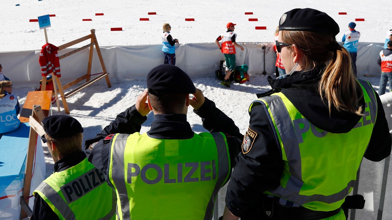 Rakúski policajti stoja v cieli pretekov mužov v behu na lyžiach na 15 km v rámci MS v severských disciplínach v rakúskom Seefelde 27. februára 2019.