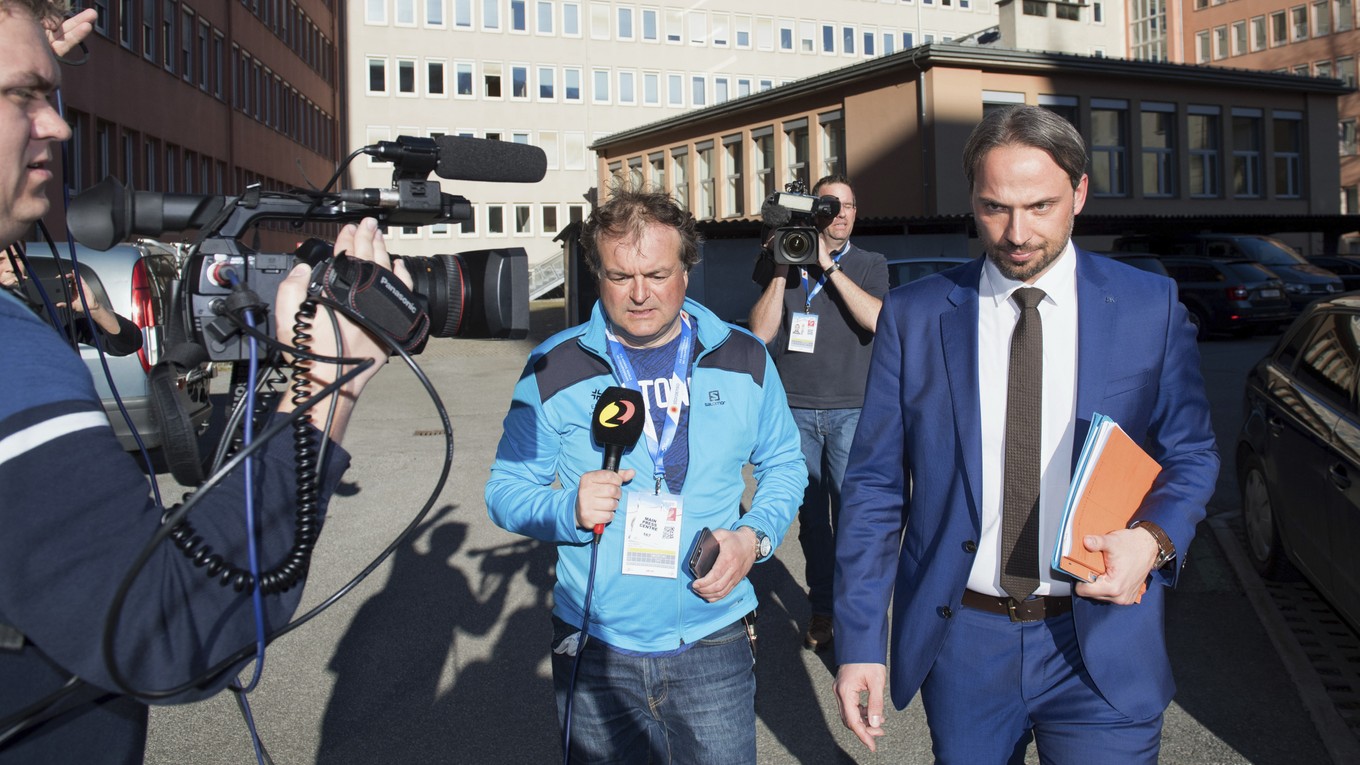 Dieter Csefan (vpravo) z rakúskej polície odchádza z tlačovej konferencie, na ktorej informoval o dopingovej razii v rakúskom meste Innsbruck 27. februára 2019.