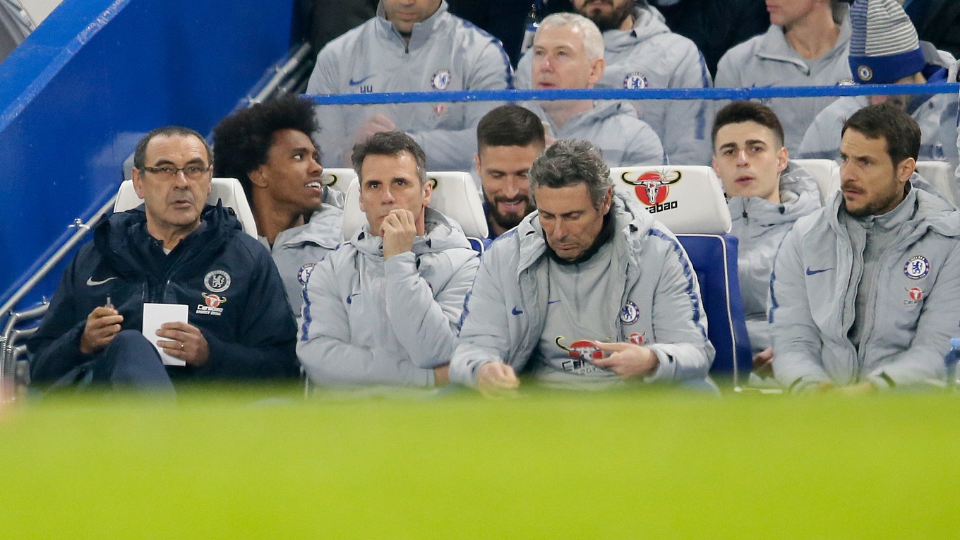 Kepa Arrizabalaga (druhý sprava) na lavičke náhradníkov v zápase proti Tottenhamu.