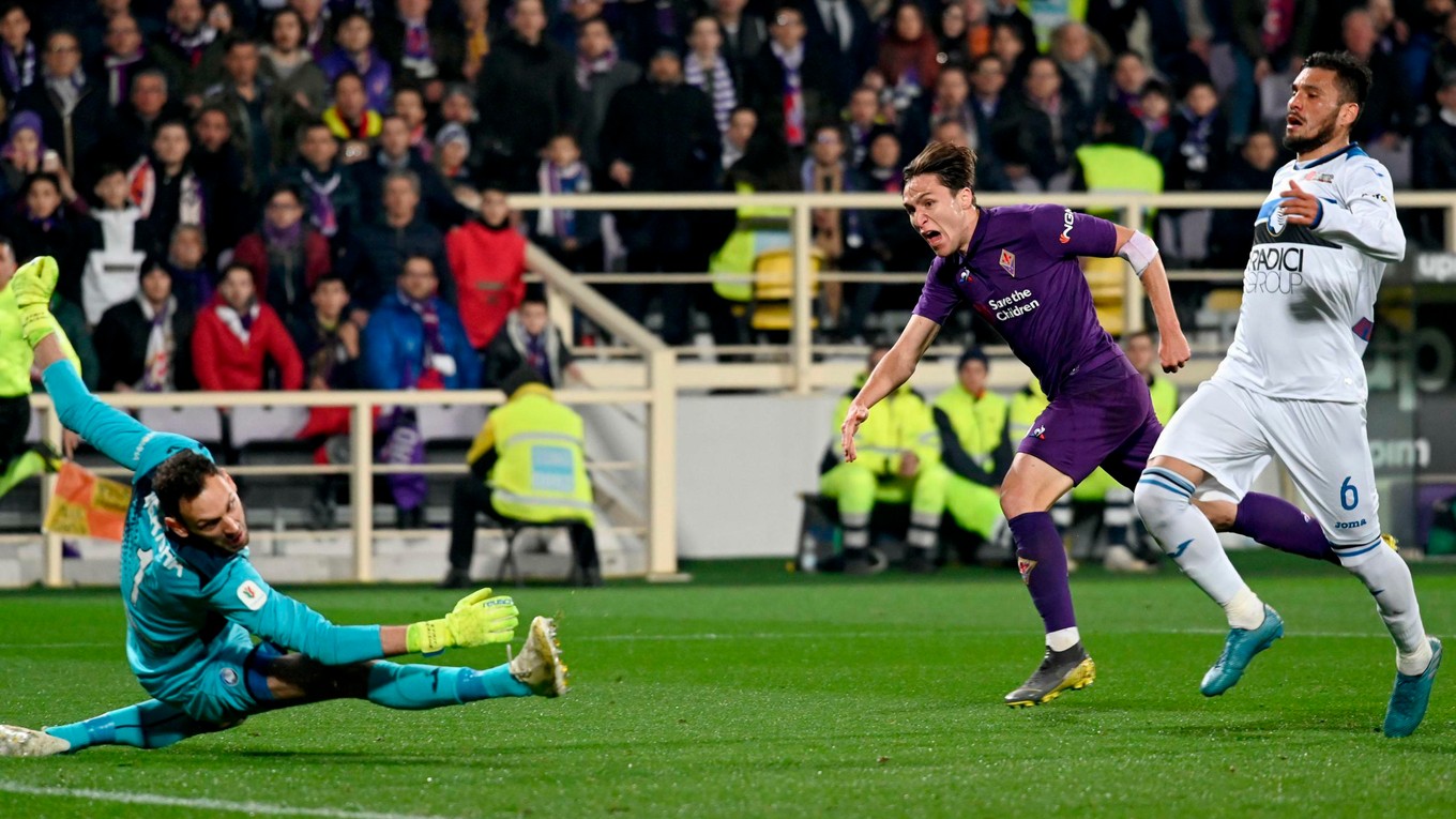 Federico Chiesa (uprostred) strieľa gól do siete Atalanty Bergamo.